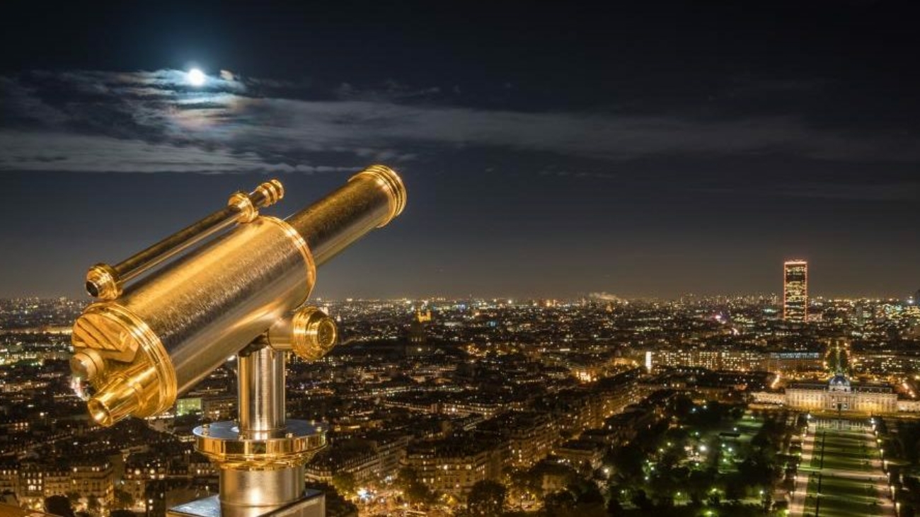 cropped-2eme-etage-de-nuit-longue-vue-champ-de-mars-©-E.Li_.jpg