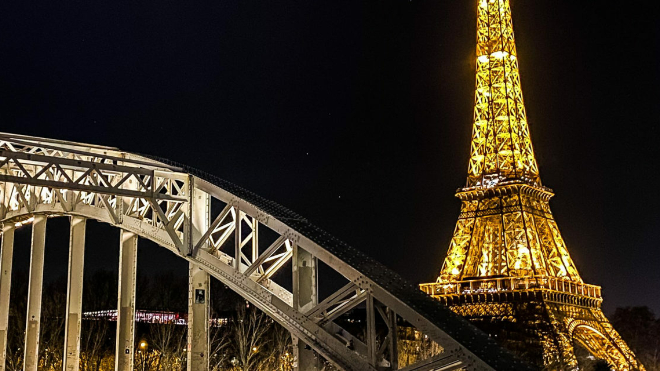 cropped-554235-coronavirus-la-tour-eiffel-et-la-tour-montparnasse-illuminees-ce-soir-en-hommage.jpg
